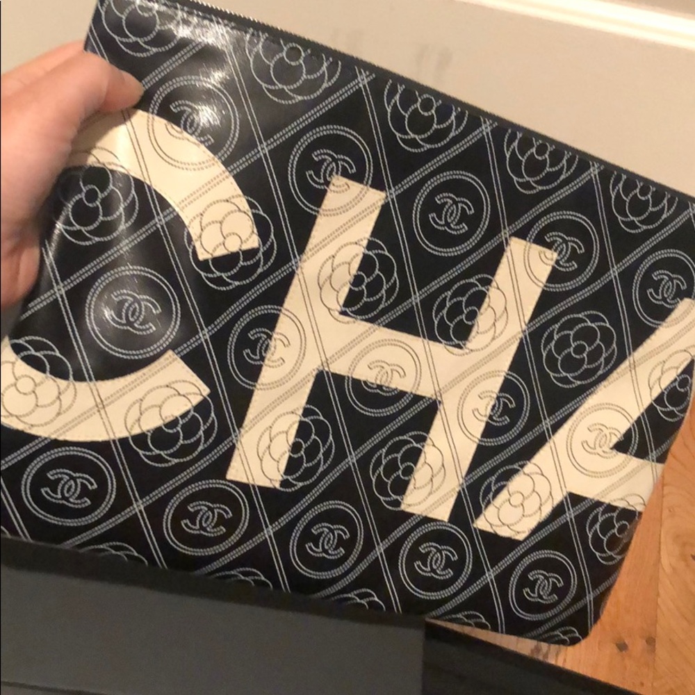Chanel maxi o case